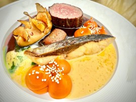 HLAVNÍ CHOD: Hamachi Kingfish s batátovým pyré & Steak z hovězí svíčkové a pastinákovým pyré