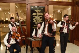 Hostí a návštevníkov plesu tiež vítala Ľudová hudba Michala Pagáča