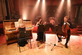 Kinsky Trio Prague v dobe servírovanej večere spríjemňoval chvíle v Grégrovej sále