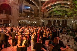 Návštěvníci plesu se bravúrně zhostili tanečního kola vídeňských valčíků a české polky