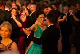 Návštevníci plesu si ohromne užívali tanečné kolo klasických tancov